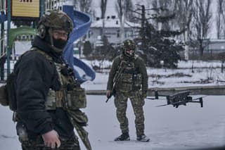 Ukrajinskí vojaci kontrolujú situáciu pomocou drona na frontovej línii počas bojov v meste Bachmut.