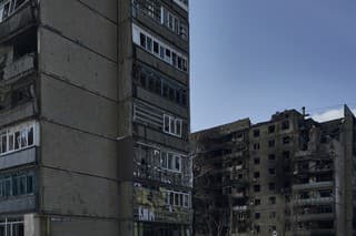 Zničená bytovka v ukrajinskom meste Avdiivka.
