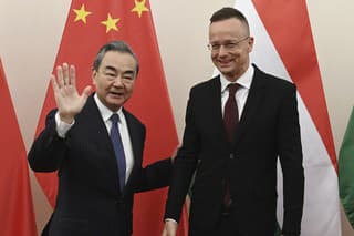 Maďarský minister zahraničných vecí a obchodu Peter Szijjarto (vpravo) víta čínskeho ministra zahraničných vecí Wang Yi (vľavo) na stretnutí v Budapešti.