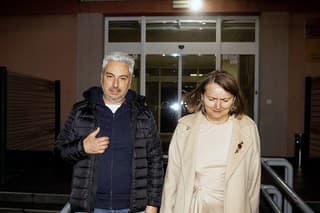 ŠTS Pezinok, 19. 2. 2023 o 21.55 HOD. - Trmka odišiel z budovy súdu s advokátkou Ivetou Rajtákovou.