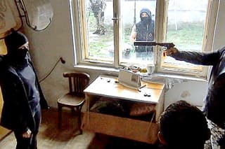 Rekonštrukcia v dome Jána a Martiny ukazuje strelca Miroslava Marčeka (vpravo), ktorý vyšetrovateľom objasnil, ako došlo k poprave. 