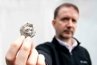 Muž našiel vzácnu starogrécku mincu vo svojej záhrade.