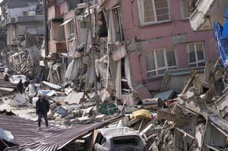 Mestá a dediny zemetrasením zrovnané so zemou prehľadávajú stále desaťtisíce záchranárov.