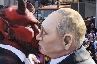 Figurína ruského prezidenta Vladimira Putina bozkávajúceho diabla v sprievode počas karnevalu v nemeckom Kolíne.