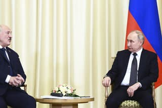 Bieloruský prezident Alexander Lukašenko (vľavo) a ruský prezident Vladimir Putin (vpravo).