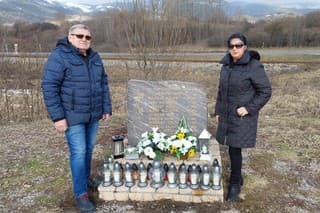 Ľubomír a Anna chodia každý rok k pamätníku, aby si uctili obete nehody.