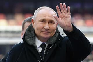 Ruský prezident Vladimir Putin prichádza na zhromaždenie, ktoré sa koná pri príležitosti štátneho sviatku.