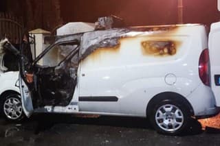 Polícia vyšetruje okolnosti požiaru auta v Pezinku.