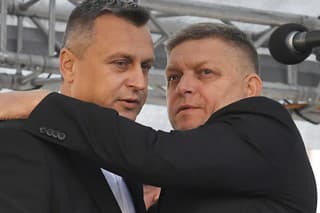 Na snímke zľava predseda SNS Andrej Danko a predseda strany Smer-SD Robert Fico.