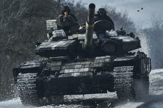 Ukrajinskí vojaci na tanku na frontovej línii v meste Bachmut v Doneckej oblasti.