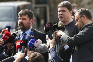 Šéf prezidentskej kancelárie a člen ukrajinskej delegácie Mychajlo Podoľak (druhý vpravo).
