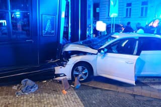 V centre Prahy sa v noci na sobotu (25.2.) vrútil vodič s autom medzi ľudí na chodníku a vrazil do prevádzky pekárne.