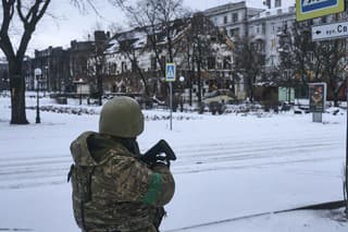 Ukrajinský vojak hliadkuje v uliciach mesta Bachmut, 14. februára 2023.