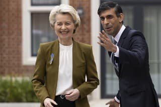Britský premiér Rishi Sunak (vpravo) a predsedníčka Európskej komisie Ursula von der Leyenová.