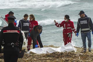 Medzi obeťami nehody lode s migrantmi je vyše dvadsiatka Pakistancov.
