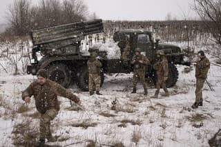 Ukrajinskí vojaci sa ruskej agresii bránia už rok.