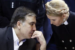Bývalý gruzínsky prezident Michail Saakašvili a bývalá ukrajinská premiérka Julija Tymošenková pred začiatkom súdu v Kyjeve.