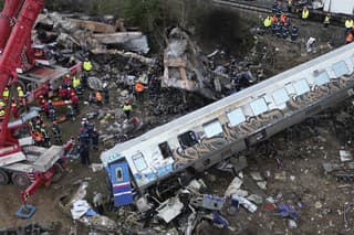 Pri zrážke vlakov zahynulo najmenej 57 ľudí.