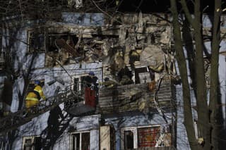 Pri ruskom útoku na bytovku v Záporoží zahynulo viacero civilistov