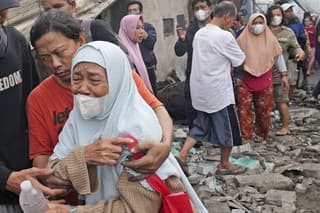 V sklade paliva v hlavnom meste Indonézie vypukol v piatok veľký požiar.