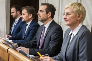 Na snímke koaliční poslanci NR SR zľava Michal Šipoš, Igor Matovič, Marek Krajčí a Mária Šofranko (OĽANO).