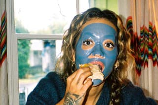 Spievajúca herečka si v modrej maske vychutnala raňajky.