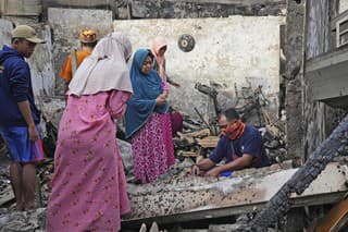 V sklade paliva v hlavnom meste Indonézie vypukol v piatok veľký požiar.
