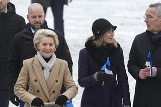 Zľava predsedníčka Európskej komisie Ursula von der Leyenová, estónska premiérka Kaja Kallasová a generálny tajomník NATO Jens Stoltenberg. 