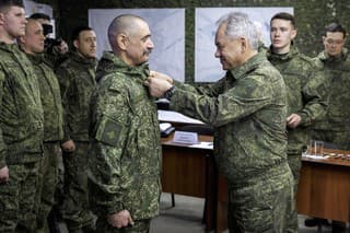 Na snímke vpravo ruský minister obrany Sergej Šojgu vyznamenáva ruských vojakov ruských jednotiek skupiny Vostok počas návštevy na nezverejnenom mieste špeciálnej vojenskej operácie na Ukrajine v sobotu 4. marca 2023.