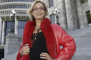 Na archívnej snímke z 21. decembra 2006 novozélandská politička Georgina Beyerová pózuje pred parlamentom vo Wellingtone.