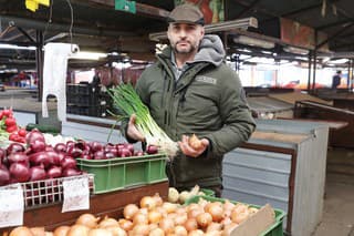 Igor (42) ako predajca zeleniny tvrdí, že cena cibule pôjde nad 2 eurá.