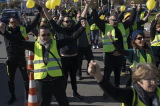 Žlté vesty v Paríži protestujú už rok