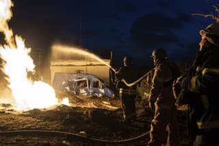 Záchranár hasí požiar  plynového rozvodného miesta po ruskom útoku v obytnej štvrti ukrajinského mesta  Kosťantynivka.