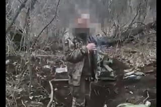 Ukrajinského vojaka Rusi chladnokrvne popravili.