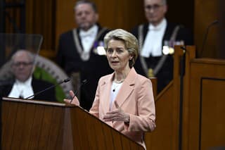 Predsedníčka Európskej komisie Ursula von der Leyenová (v popredí) vystupuje s prejavom v kanadskom parlamente v Ottawe v utorok 7. marca 2023. FOTO TASR/AP
