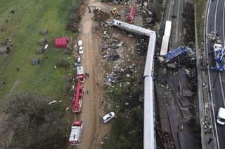 Pri zrážke vlakov zahynulo najmenej 57 ľudí.