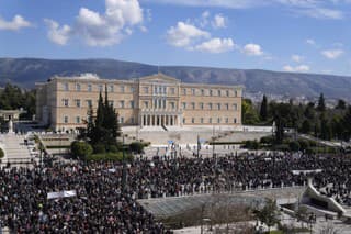 Polícia zasahovala pred parlamentom v Aténach slzotvorným plynom