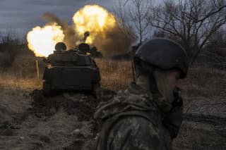 Ukrajinské delostrelecké vozidlo strieľa na frontovej línii v Doneckej oblasti na Ukrajine.