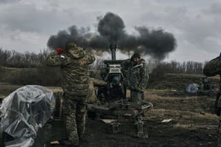 Ukrajinskí vojaci strieľajú zo samohybnej húfnice na ruské pozície pri meste Bachmut.