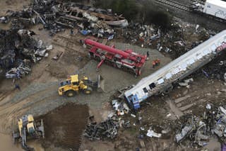 Pri zrážke vlakov zahynulo najmenej 57 ľudí. 