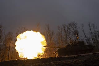 Ukrajinský tank strieľa na ruské pozície na frontovej línii pri meste Bachmut.