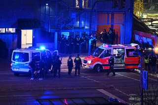 Streľba v Hamburgu: Policajti kontrolujú miesto činu, kde pri streľbe v kostole zahynulo niekoľko ľudí.
