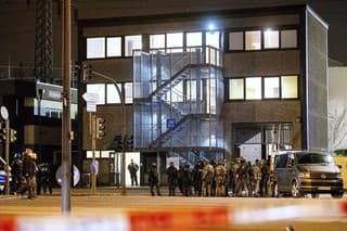 Polícia dorazila do chrámu Jehovových svedkov v Hamburgu krátko po prijatí núdzového telefonátu.