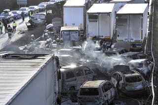 Maďarsko: Pri hromadnej nehode v prachovej búrke sa zrazilo 37 áut a 5 kamiónov.