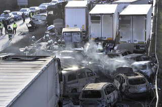  Havarovalo 37 áut a päť kamiónov. Pri nehode zhorelo 19 vozidiel.