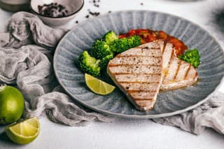 Stejk z tuniaka s paradajkovou salsou a brokolicou