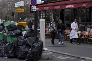Nevyzbierané smetné nádoby v Paríži.