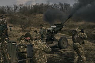 Ukrajinskí vojaci strieľajú zo samohybnej húfnice na ruské pozície pri meste Bachmut v Doneckej oblasti.