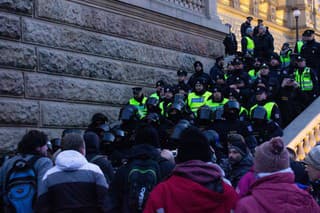 Demonštranti z protivládneho protestu sa pokúšajú vniknúť do budovy Národného múzea v Prahe.