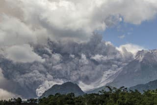 Sopka Merapi dosahuje nadmorskú výšku 2963 metrov a je jednou z najaktívnejších indonézskych sopiek. Pri jej poslednom veľkom výbuchu v roku 2010 zahynulo vyše 350 ľudí. 